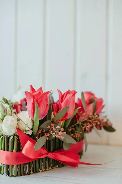Romántico Arreglo Floral Lujo Con Rosas Blancas Tulipanes Rosados Eucalipto —  Fotos de Stock