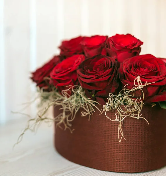 Románticas Rosas Rojas Lujo Una Caja Regalo Con Cinta Roja —  Fotos de Stock