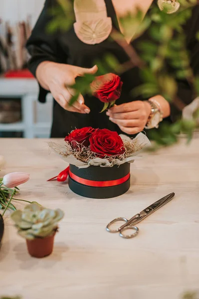 Gros Plan Sur Les Mains Fleuriste Femme Propriétaire Magasin Fleurs — Photo