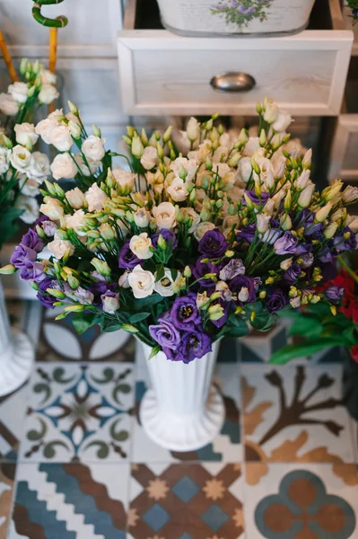 Όμορφα Φρέσκα Λουλούδια Γλάστρες Ένα Ανθοπωλείο Όμορφα Διακοσμημένα Vintage Δαπέδου — Φωτογραφία Αρχείου