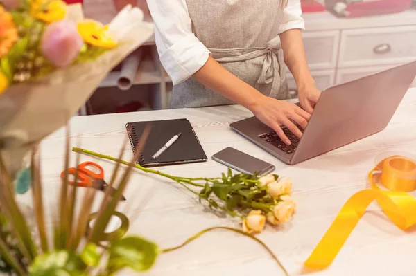 Kvinnliga Florist Som Tar Emot Order Laptop Att Göra Anteckningar — Stockfoto