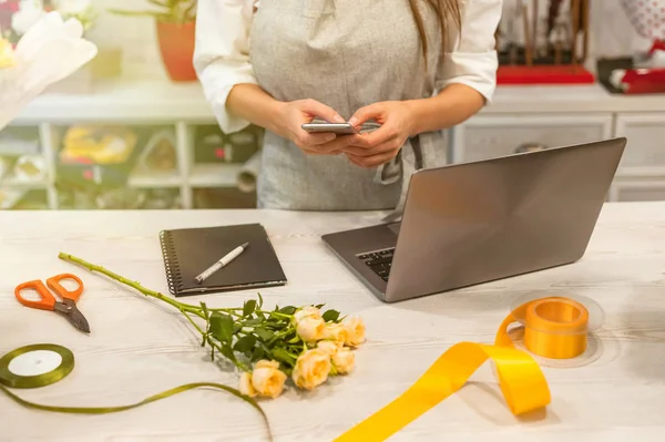 Blumenhändlerin Die Telefon Und Laptop Eine Bestellung Entgegennimmt Und Notizen — Stockfoto