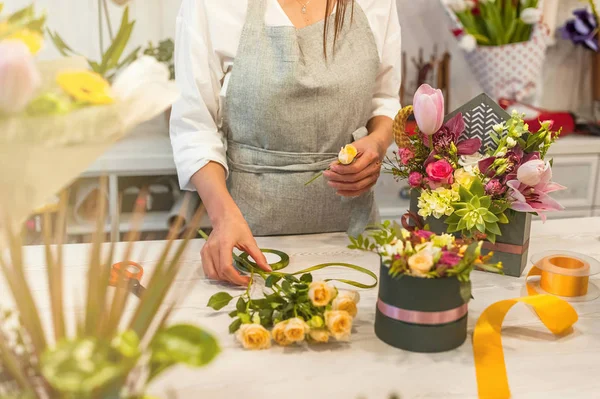 Floristería Femenina Haciendo Hermoso Ramo Tienda Flores — Foto de Stock