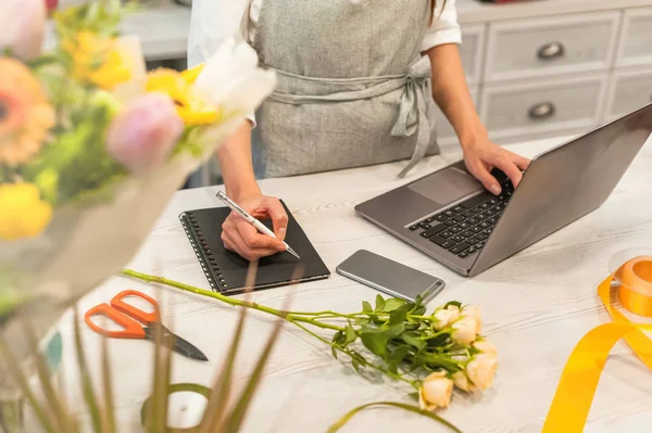 Női Virágüzlet Kapott Megrendelést Laptop Notebook Jegyzetelés Dolgozik Saját Virágbolt Stock Fotó