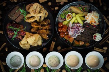 Sosu domates, ceviz ve tarçınla süslenmiş sulu bira tabakları.