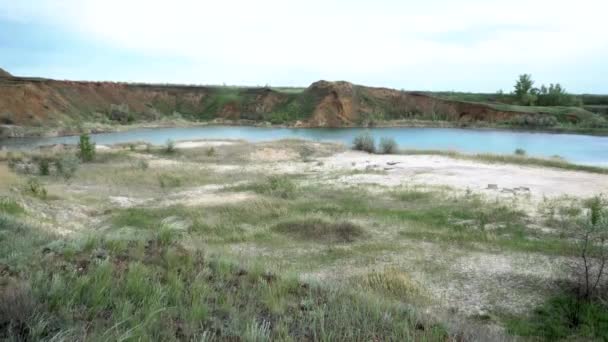 Coche Hierba Verde Una Cantera Arcilla Vida Silvestre — Vídeo de stock