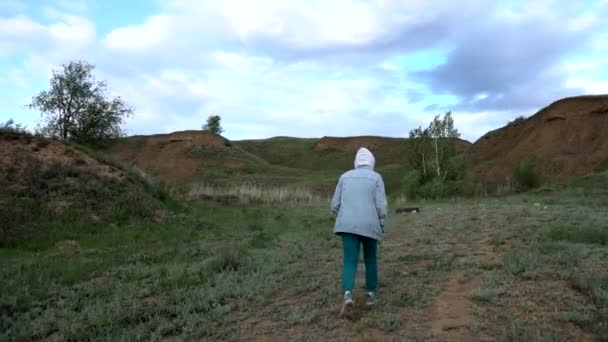 天気のいい日に美しい少女が粘土の採石場を歩き — ストック動画