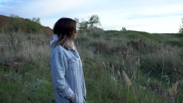 Belle Fille Marche Sur Une Carrière Argile Par Temps Frais — Video