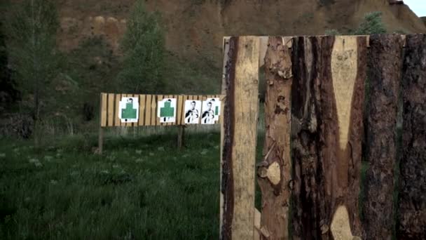 Target Pada Jarak Tembak Sebuah Tambang Tanah Liat Yang Indah — Stok Video