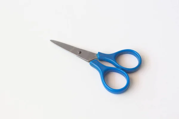 Modré nůžky izolovaných na bílém pozadí. — Stock fotografie