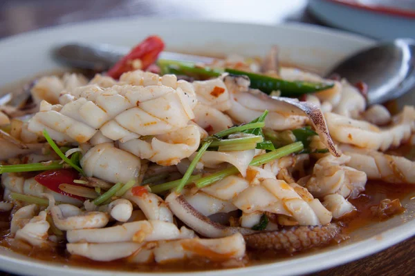 タイ料理のスパイシーなイカをカレーします。 — ストック写真