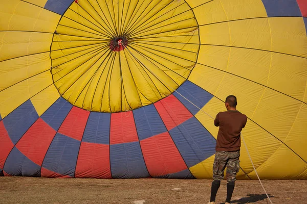 Podciągnąć człowiek duży żółty balon — Zdjęcie stockowe