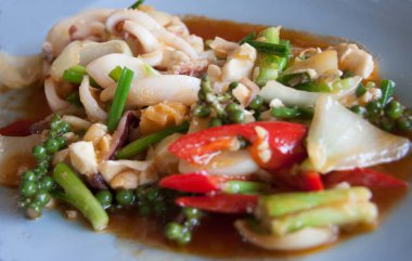 Tayland yemeği acılı kalamar köri