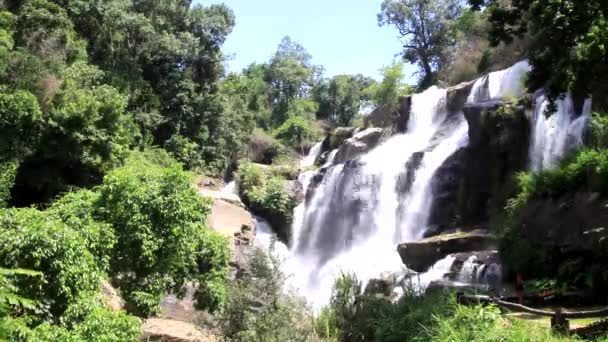 Mae klang wasserfall im doi inthanon nationalpark, chiangmai, thailand — Stockvideo