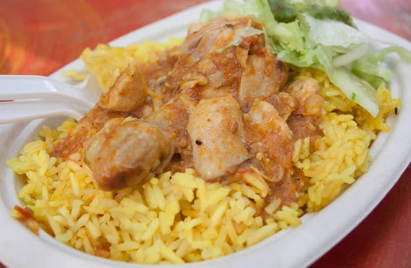 Kari ayam dengan nasi rebus dan rempah-rempah — Stok Foto