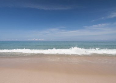 dalga ve mavi gökyüzü