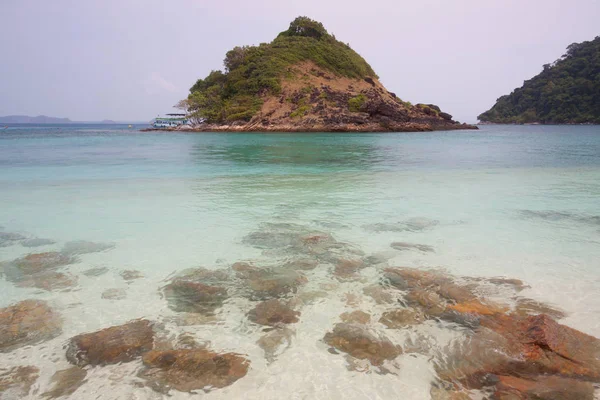 Bella spiaggia e mare tropicale — Foto Stock