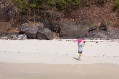 Turistler beyaz kum plaj