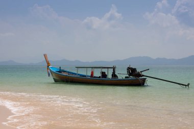 Geleneksel Tayland uzun kuyruklu teknesi