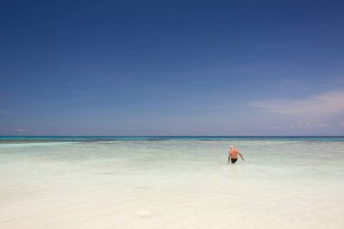 Yaşlı adam turist rahatlatıcı 