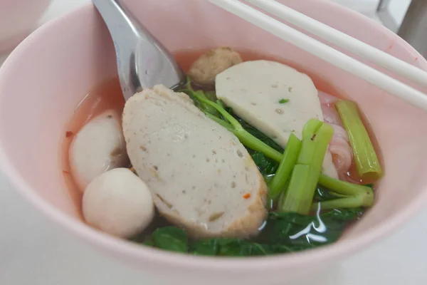 Thailand Mie Sup dengan bola ikan — Stok Foto