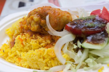 haşlanmış pirinç ve baharat ile tavuk köri