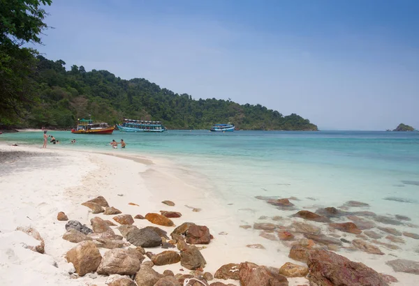 Schöner Strand und tropisches Meer — Stockfoto