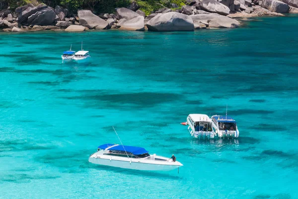 Güzel deniz manzara ve yüksek hızlı tekne