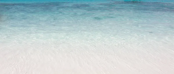 Biały piasek i turkusowe morze — Zdjęcie stockowe