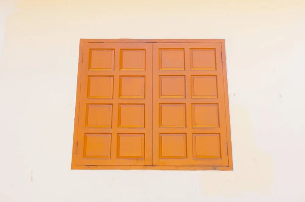 Oranje hout venster — Stockfoto