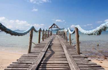 Chang Island, Tayland denizde ahşap köprü