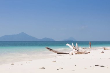 Ahşap üzerine beyaz kum plaj