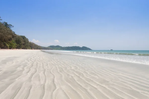 Spiaggia di sabbia per sfondo e texture — Foto Stock