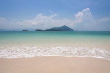 dalga ve mavi gökyüzü