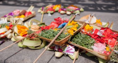Tanrılar için geleneksel balinese teklifleri 