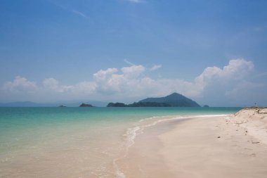 Tropikal deniz ve mavi gökyüzü denizde Ranong, Tayland