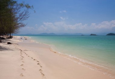 Ayak izi tropikal beyaz plaj.