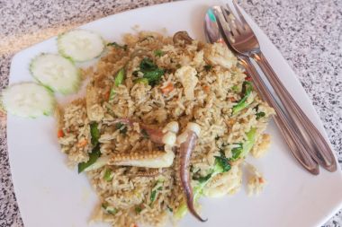 Kızarmış pilav ve kalamar..