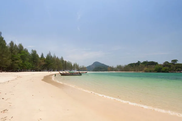 Spiaggia tropicale di sabbia bianca — Foto Stock