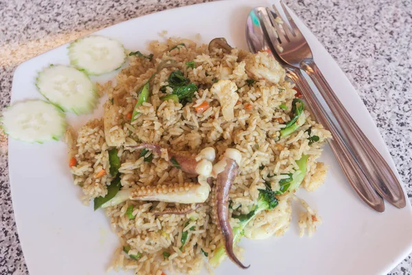 Gebratener Reis mit Tintenfisch. — Stockfoto