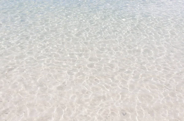 Agua clara con arena blanca . —  Fotos de Stock
