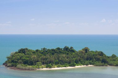 Küçük adada tropikal deniz.
