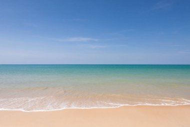 dalga ve mavi gökyüzü