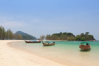Geleneksel Tayland uzun kuyruklu teknesi