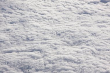 Bulutların üzerinde uçarken