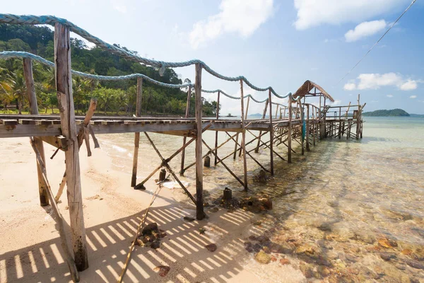 Chang Island, Tayland denizde ahşap köprü