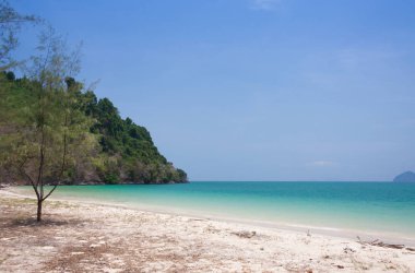 Tropikal deniz ve mavi gökyüzü denizde Ranong, Tayland
