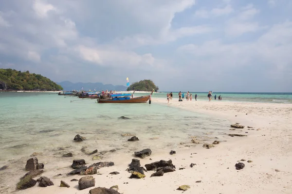 Geleneksel Tayland uzun kuyruklu teknesi 