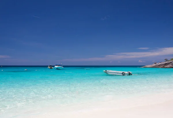 Бірюзове море і Синє небо в тропічних морських в Таїланді. — стокове фото