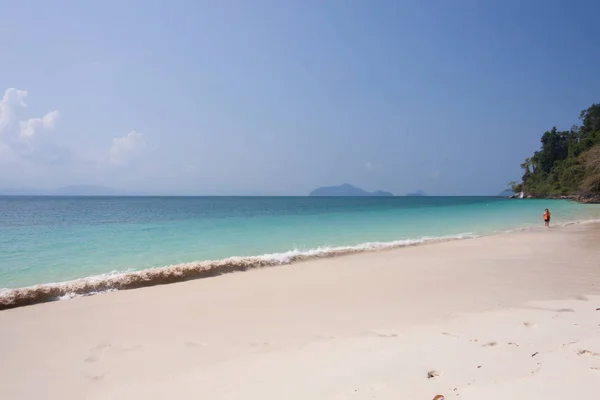 Mare di smeraldo e onda sul mare delle Andamane, Thailandia — Foto Stock